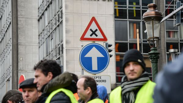Участники акции протеста движения автомобилистов желтые жилеты в Брюсселе. 15 декабря 2018 Участники акции протеста движения автомобилистов желтые жилеты в Брюсселе. 15 декабря 2018