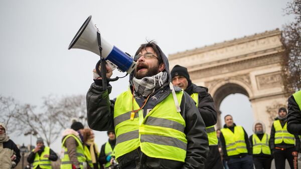 Участники акции протеста желтые жилеты в Париже Участники акции протеста желтые жилеты в Париже
