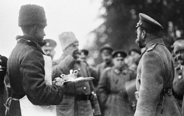 Николай II пробует солдатский обед Николай II пробует солдатский обед