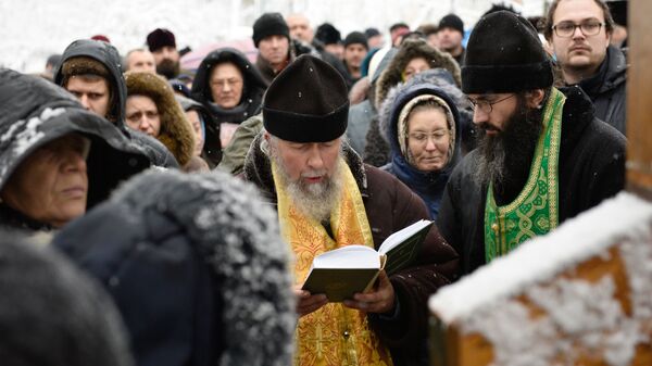Молебен о невмешательстве власти в церковные дела у креста возле здания Верховной рады Украины в Киеве