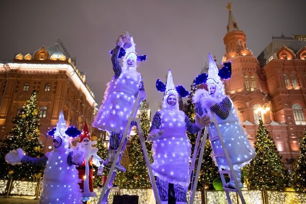Участники фестиваля Путешествие в Рождество на площади Революции в Москве Участники фестиваля Путешествие в Рождество на площади Революции в Москве