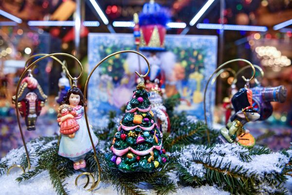 Елочные игрушки в торговом центре ГУМ в Москве Елочные игрушки в торговом центре ГУМ в Москве
