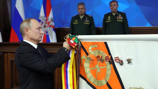 Владимир Путин на церемонии награждения Восточного военного округа орденом Суворова. 18 декабря 2018 Владимир Путин на церемонии награждения Восточного военного округа орденом Суворова. 18 декабря 2018
