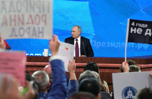 Президент РФ Владимир Путин во время ежегодной большой пресс-конференции Президент РФ Владимир Путин во время ежегодной большой пресс-конференции