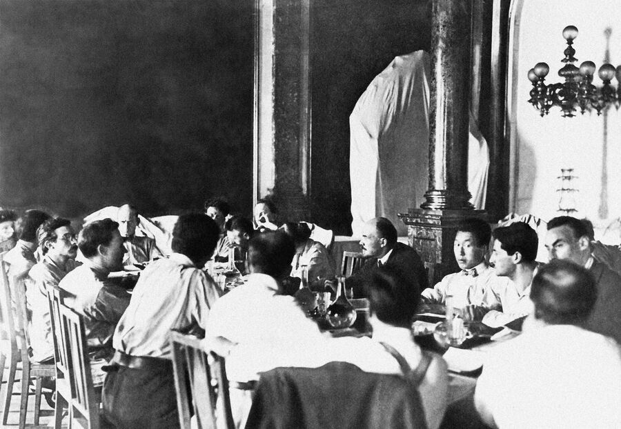 Владимир Ленин в Кремле на заседании одной из комиссий II конгресса Коминтерна. Москва Владимир Ленин в Кремле на заседании одной из комиссий II конгресса Коминтерна. Москва