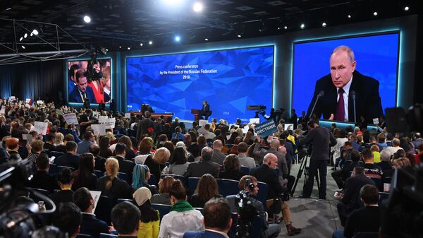 Журналисты во время ежегодной большой пресс-конференции президента РФ Владимира Путина Журналисты во время ежегодной большой пресс-конференции президента РФ Владимира Путина