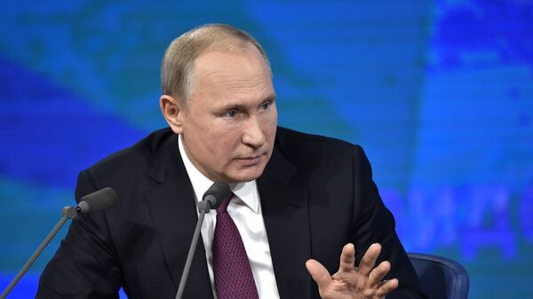 Президент РФ Владимир Путин во время ежегодной большой пресс-конференции Президент РФ Владимир Путин во время ежегодной большой пресс-конференции