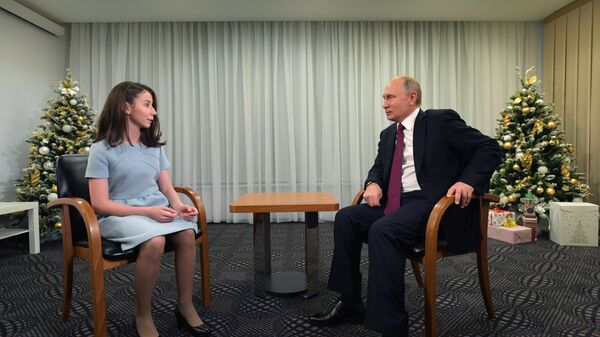 Президент РФ Владимир Путин во время интервью семнадцатилетней Регине Парпиевой, одной из участниц проекта Мечтай со мной Президент РФ Владимир Путин во время интервью семнадцатилетней Регине Парпиевой, одной из участниц проекта Мечтай со мной