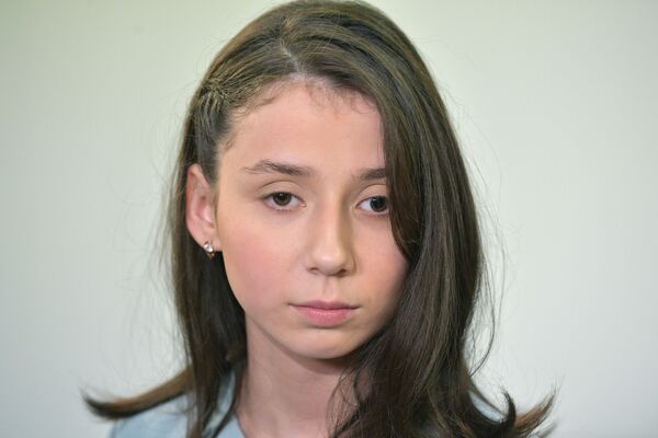 Регина Парпиева, одна из участниц проекта Мечтай со мной, перед началом интервью президента РФ Владимира Путина Регина Парпиева, одна из участниц проекта Мечтай со мной, перед началом интервью президента РФ Владимира Путина
