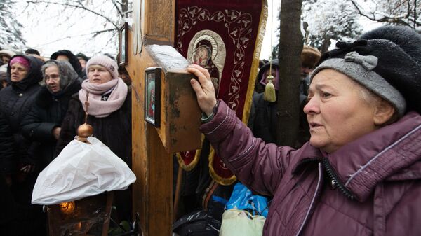 Верующие, протестующие против лишения канонической Украинской православной церкви ее названия, у здания Верховной рады Украины в Киеве Верующие, протестующие против лишения канонической Украинской православной церкви ее названия, у здания Верховной рады Украины в Киеве