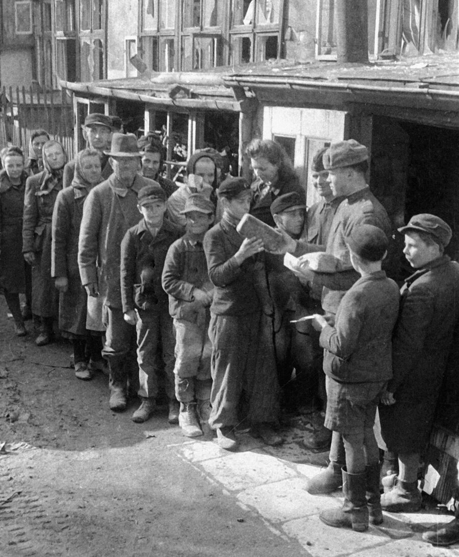 Советские воины раздают хлеб жителям города Бреслау в годы Великой Отечественной войны Советские воины раздают хлеб жителям города Бреслау в годы Великой Отечественной войны