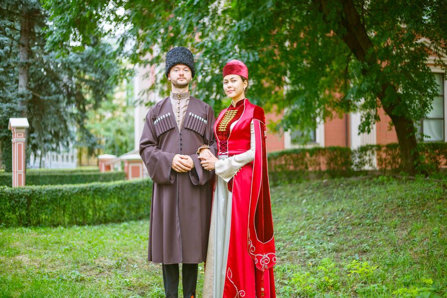 Россия. Нальчик. В национальных адыгских костюмах местного дизайнера Мадины Саральп. Луговой Григорий Андреевич Россия. Нальчик. В национальных адыгских костюмах местного дизайнера Мадины Саральп. Луговой Григорий Андреевич