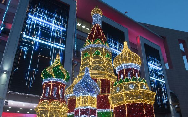 Новогодние декорации собора Василия Блаженного у торгово-развлекательного центра Европейский на площади Киевского вокзала в Москве Новогодние декорации собора Василия Блаженного у торгово-развлекательного центра Европейский на площади Киевского вокзала в Москве