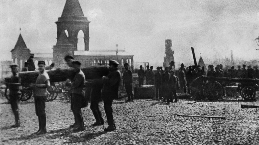 Владимир Ленин в Кремле на первом Всероссийском коммунистическом субботнике. 1 мая 1920 года Владимир Ленин в Кремле на первом Всероссийском коммунистическом субботнике. 1 мая 1920 года