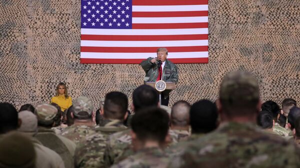 Президент США Дональд Трамп в ходе необъявленного визита в Ирак