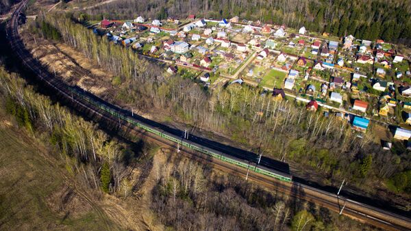 Дачный поселок и электричка на рижском пригородном направление в Подмосковье Дачный поселок и электричка на рижском пригородном направление в Подмосковье