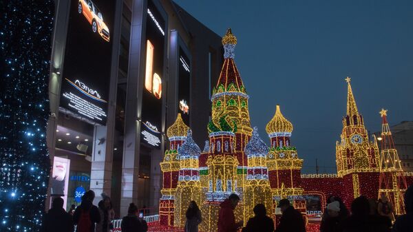 Новогодние декорации в виде Кремля, собора Василия Блаженного и Шаболовской телевизионной башни у торгово-развлекательного центра Европейский на площади Киевского вокзала в Москве Новогодние декорации в виде Кремля, собора Василия Блаженного и Шаболовской телевизионной башни у торгово-развлекательного центра Европейский на площади Киевского вокзала в Москве