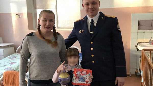 7-летняя Мирослава с мамой и руководителем управления криминалистики ГСУ Красноярского края 7-летняя Мирослава с мамой и руководителем управления криминалистики ГСУ Красноярского края