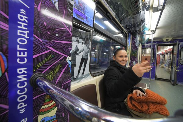 Девушка в вагоне нового тематического поезда Путешествие в Рождество-2019 в электродепо Красная Пресня в Москве Девушка в вагоне нового тематического поезда Путешествие в Рождество-2019 в электродепо Красная Пресня в Москве