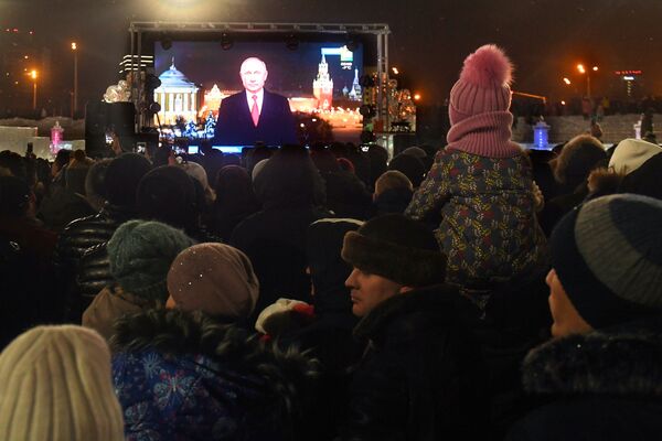 Горожане слушают обращение президента РФ Владимира Путина во время встречи Нового года - 2019 у Центральной елки в Казани Горожане слушают обращение президента РФ Владимира Путина во время встречи Нового года - 2019 у Центральной елки в Казани