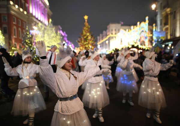 Выступление артистов во время празднования Нового года 2019 на Тверской улице в Москве Выступление артистов во время празднования Нового года 2019 на Тверской улице в Москве