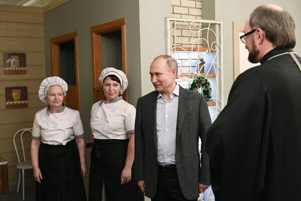 Президент РФ Владимир Путин во время посещения Детского хосписа в Санкт-Петербурге. 6 января 2019 Президент РФ Владимир Путин во время посещения Детского хосписа в Санкт-Петербурге. 6 января 2019