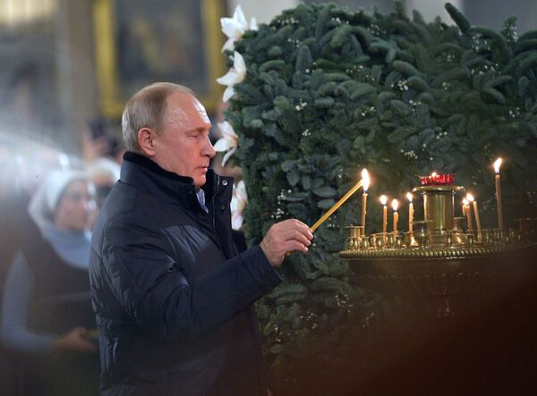 Президент РФ В. Путин посетил Рождественское богослужение Президент РФ В. Путин посетил Рождественское богослужение