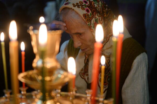 Женщина в церкви Архангела Михаила в Грозном во время рождественского богослужения. 7 января 2019 Женщина в церкви Архангела Михаила в Грозном во время рождественского богослужения. 7 января 2019