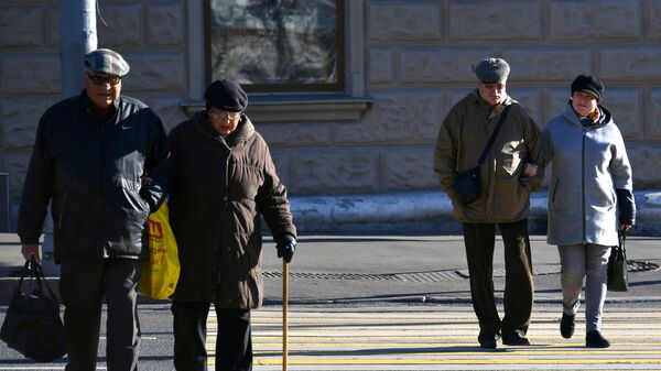 Пенсионеры на улице Москвы