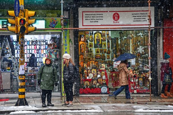 Прохожие на одной из улиц в Салониках Прохожие на одной из улиц в Салониках