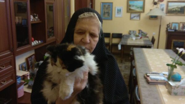 Сестра Серафима с кошкой на территории Богородице-Рождественского женского монастыря в селе Барятино, Калужская область Сестра Серафима с кошкой на территории Богородице-Рождественского женского монастыря в селе Барятино, Калужская область