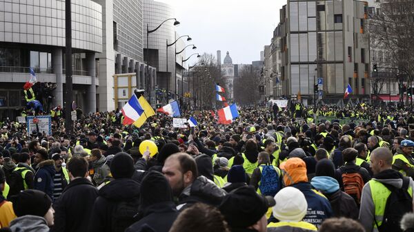 В Париже на акции желтых жилетов начались беспорядки В Париже на акции желтых жилетов начались беспорядки