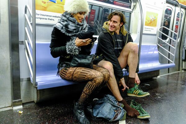 Участники флешмоба В метро без штанов в вагоне поезда метро Нью-Йорка Участники флешмоба В метро без штанов в вагоне поезда метро Нью-Йорка