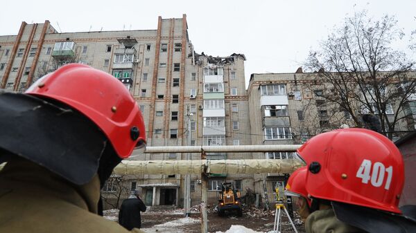 Сотрудники МЧС РФ у девятиэтажного жилого дом №16 на улице Хабарова в городе Шахты, в котором произошел взрыв бытового газа Сотрудники МЧС РФ у девятиэтажного жилого дом №16 на улице Хабарова в городе Шахты, в котором произошел взрыв бытового газа