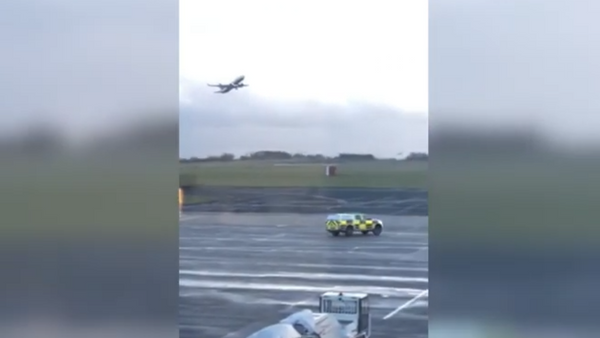 В Сети появилось видео неудачной попытки посадки самолета в шторм В Сети появилось видео неудачной попытки посадки самолета в шторм