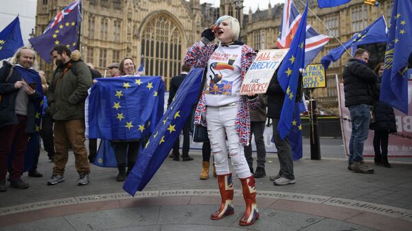 Участники акции против Brexit у здания парламента Великобритании в Лондоне. 15 января 2019 Участники акции против Brexit у здания парламента Великобритании в Лондоне. 15 января 2019