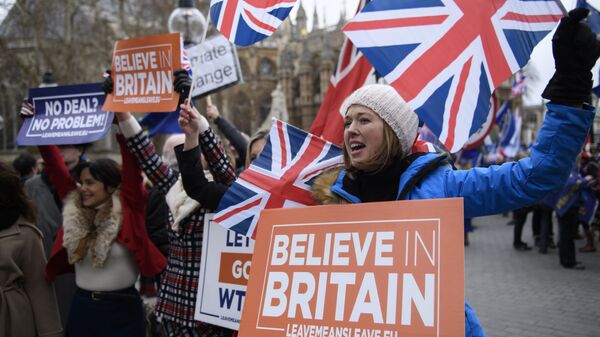 Участники акции против Brexit у здания парламента Великобритании в Лондоне Участники акции против Brexit у здания парламента Великобритании в Лондоне