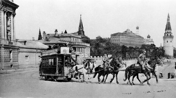 Почтовая открытка с видом на Московский Кремль от Большого каменного моста. 1890-е гг. Почтовая открытка с видом на Московский Кремль от Большого каменного моста. 1890-е гг.