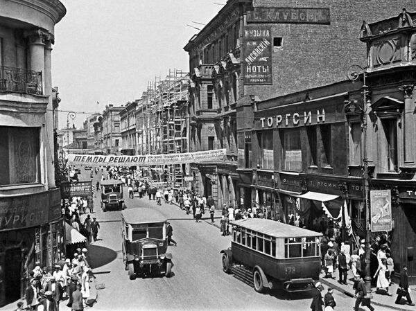 Улица Петровка в 30-е годы Улица Петровка в 30-е годы