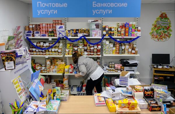 Продавец выставляет пиво на прилавок в отделении Почты России в поселке Междуречье Кольского района Мурманской области Продавец выставляет пиво на прилавок в отделении Почты России в поселке Междуречье Кольского района Мурманской области