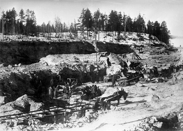 Один из участков строительства Беломорско-Балтийского канала. 1931-1933 гг. Один из участков строительства Беломорско-Балтийского канала. 1931-1933 гг.