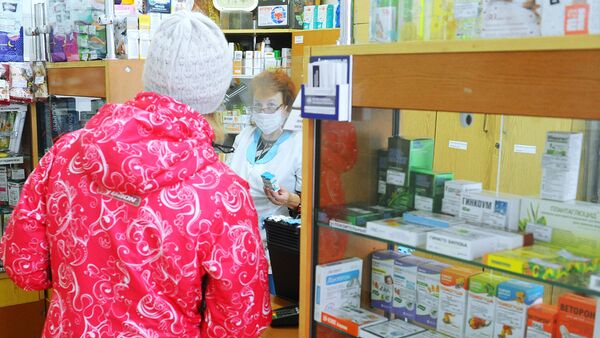 Фармацевт обслуживает посетителя Фармацевт обслуживает посетителя