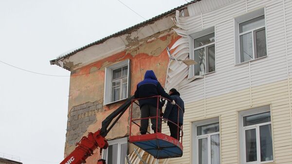 В доме на улице Гагарина в городе Сухой Лог от стены оторвался сайдинг