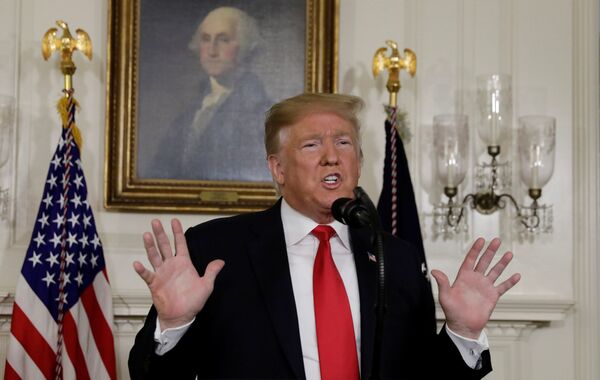 Президент США Дональд Трамп выступает с замечаниями по вопросам безопасности границ и шатдауна в Белом доме в Вашингтоне. 19 января 2019 Президент США Дональд Трамп выступает с замечаниями по вопросам безопасности границ и шатдауна в Белом доме в Вашингтоне. 19 января 2019