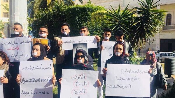 Участники митинга в Триполи в память о погибшем фотографе агентства Ассошиэйтед Пресс Мухаммаде бен Халифа Участники митинга в Триполи в память о погибшем фотографе агентства Ассошиэйтед Пресс Мухаммаде бен Халифа