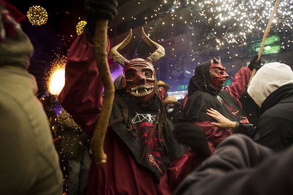 Участники фестиваля Correfoc в Пальма-де-Мальорке, Испания Участники фестиваля Correfoc в Пальма-де-Мальорке, Испания