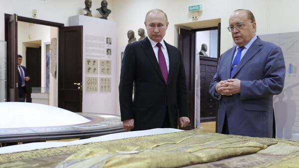 Президент РФ Владимир Путин и ректор Московского государственного университета имени М. В. Ломоносова Виктор Садовничий во время осмотра покрова на раку святого Зосимы Соловецкого Президент РФ Владимир Путин и ректор Московского государственного университета имени М. В. Ломоносова Виктор Садовничий во время осмотра покрова на раку святого Зосимы Соловецкого