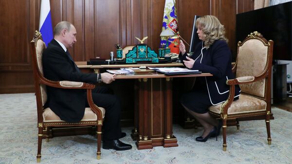 Президент РФ Владимир Путин и председатель ЦИК РФ Элла Памфилова во время встречи Президент РФ Владимир Путин и председатель ЦИК РФ Элла Памфилова во время встречи