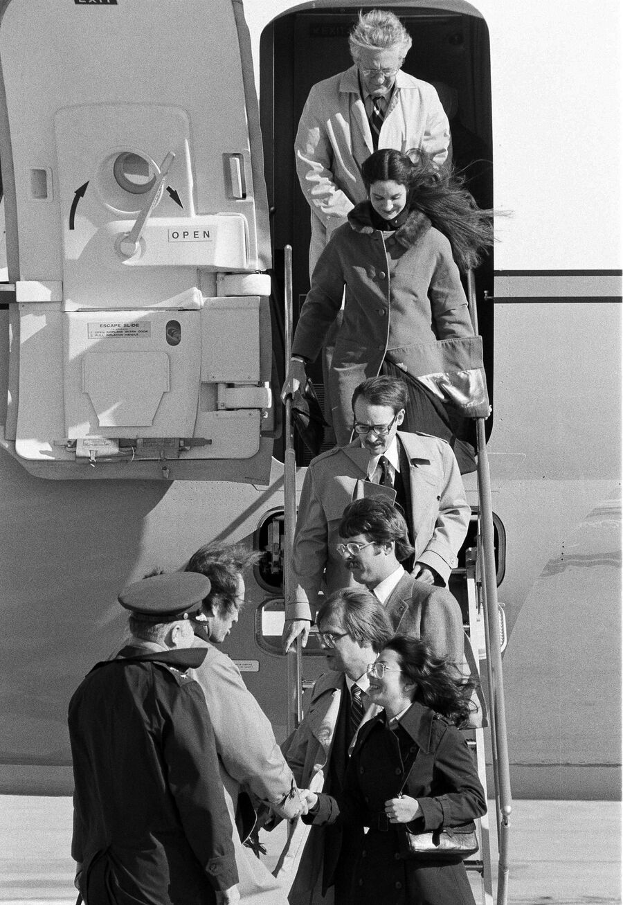 Возвращение американских дипломатов, вывезенных из Ирана, домой. 1980 год Возвращение американских дипломатов, вывезенных из Ирана, домой. 1980 год