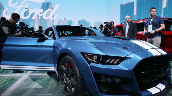 Автомобиль Ford Mustang Shelby GT500 на автосалоне в Детройте Автомобиль Ford Mustang Shelby GT500 на автосалоне в Детройте